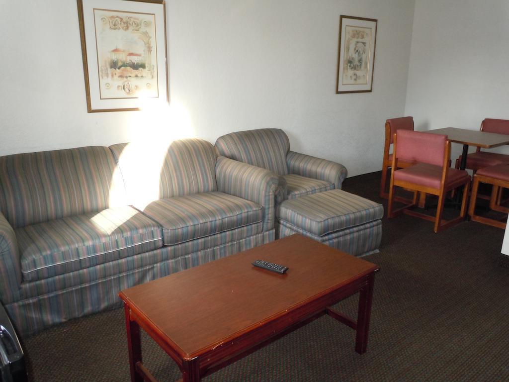 Travelodge By Wyndham Grand Rapids North Walker Bagian luar foto