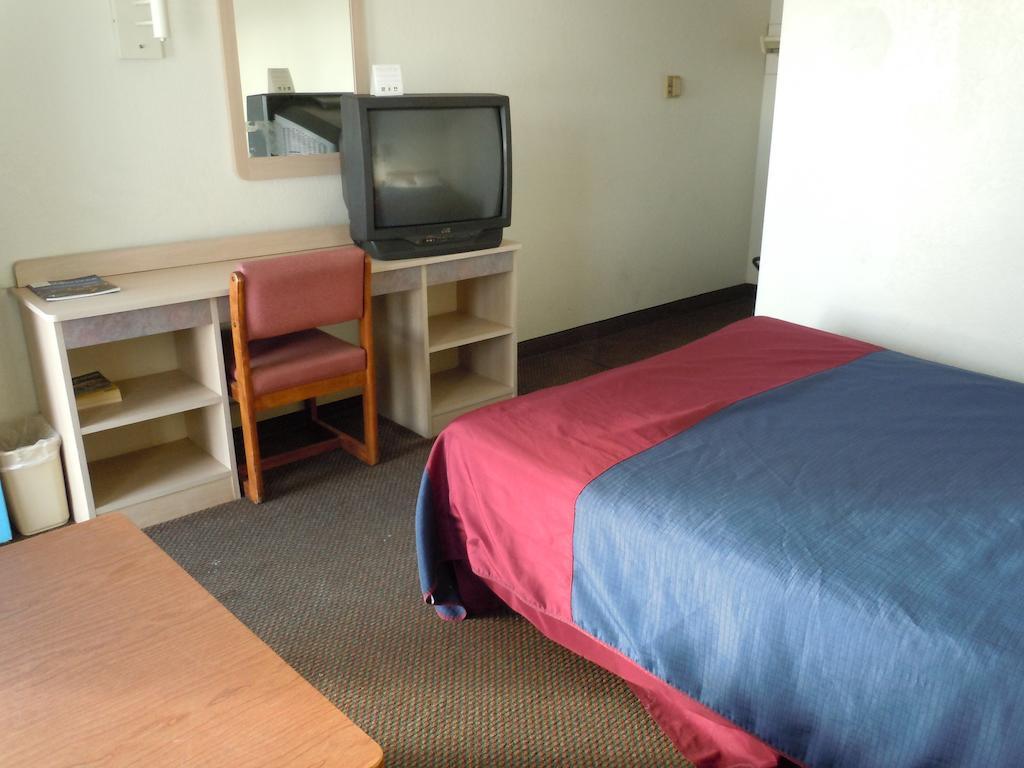 Travelodge By Wyndham Grand Rapids North Walker Bagian luar foto