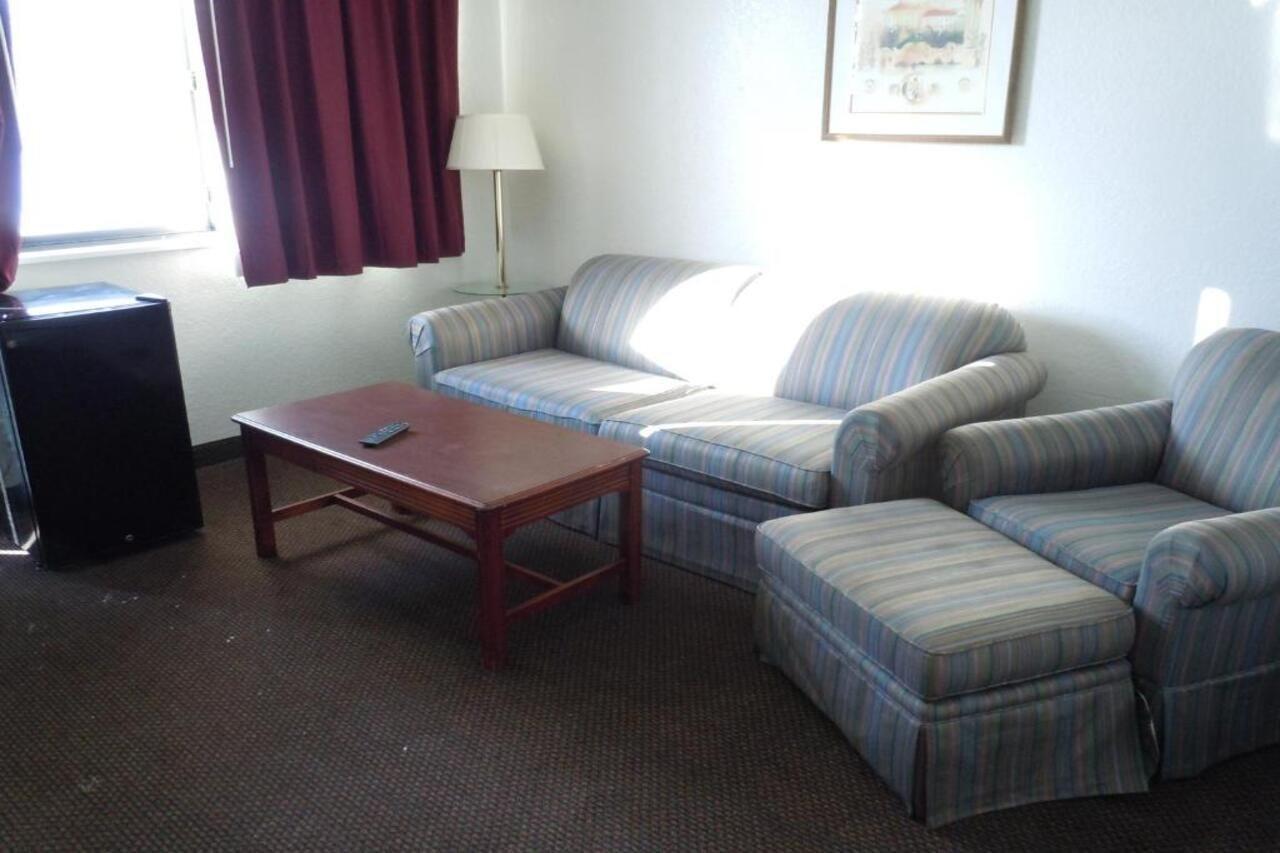 Travelodge By Wyndham Grand Rapids North Walker Bagian luar foto