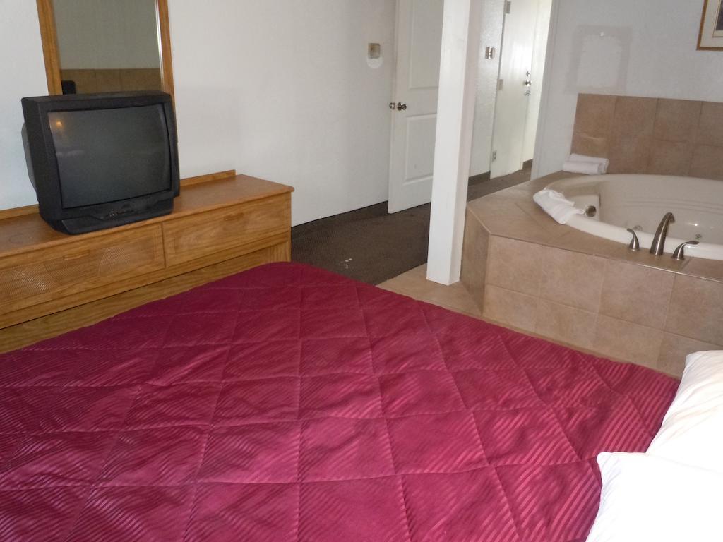 Travelodge By Wyndham Grand Rapids North Walker Bagian luar foto