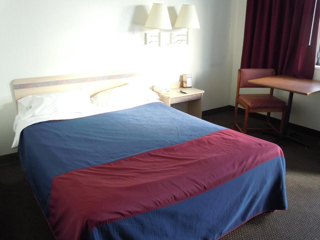 Travelodge By Wyndham Grand Rapids North Walker Bagian luar foto