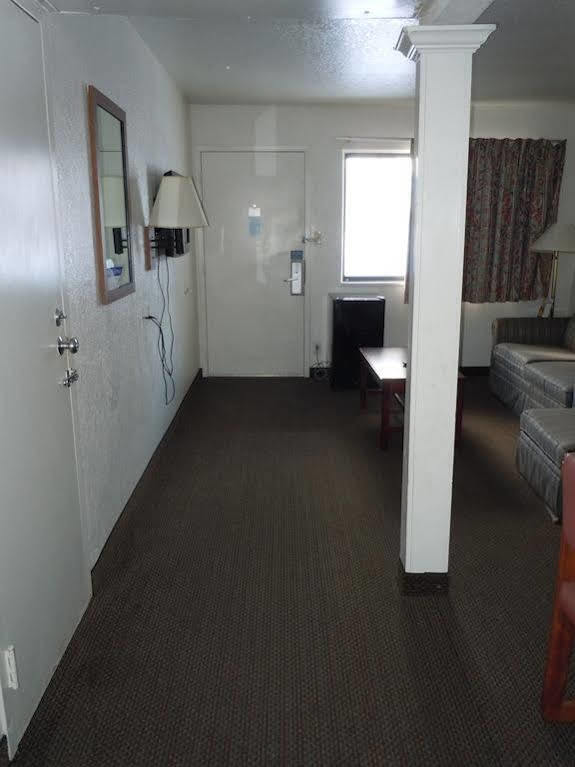 Travelodge By Wyndham Grand Rapids North Walker Bagian luar foto